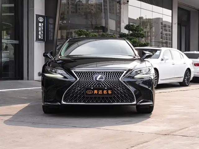 Lexus LS 2018 500h Excellence Edition China V — фото 2