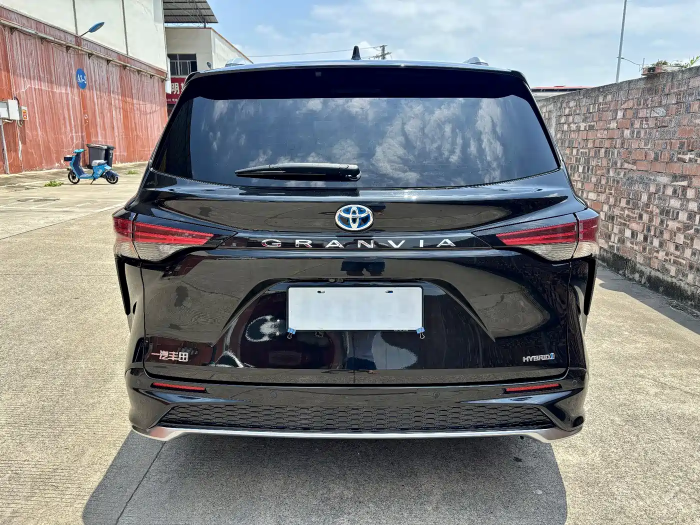 Toyota Granvia 2023 2.5L Hybrid Flagship VIP Edition фото 5