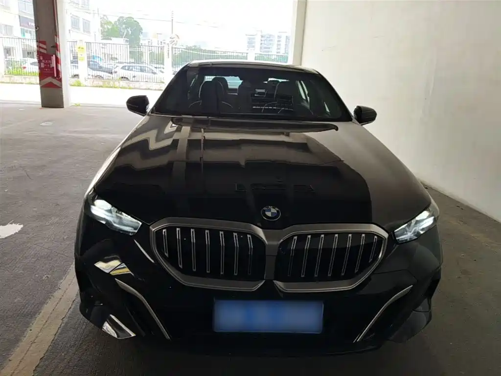 BMW 5 Series 2025 530Li Premium M Sport Package фото 3
