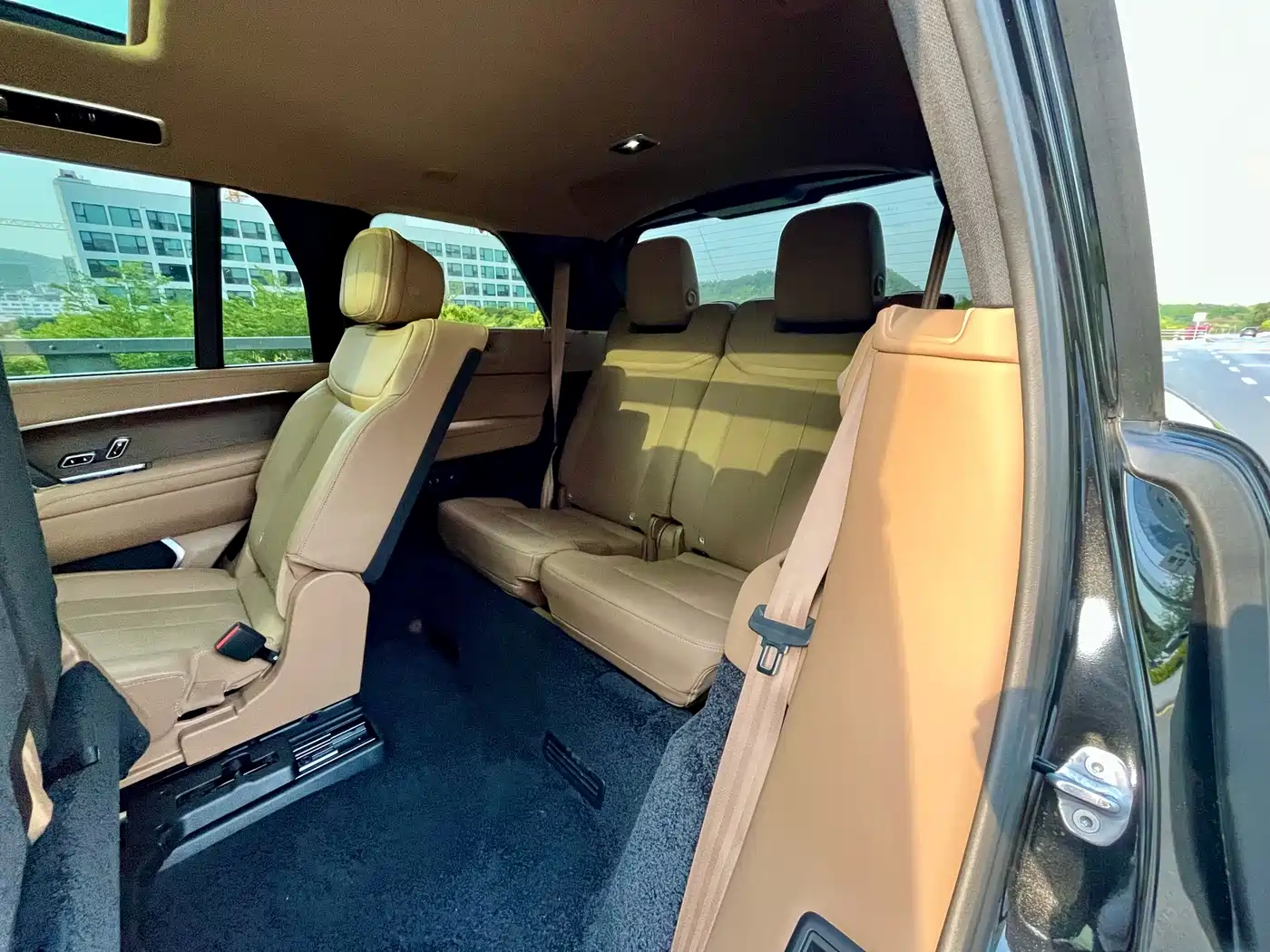 Land Rover Range Rover 2023 3.0 L6 400PS Golden Age 7-Seater Long Wheelbase фото 12