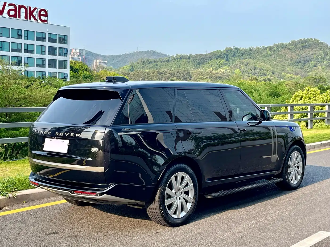 Land Rover Range Rover 2023 3.0 L6 400PS Golden Age 7-Seater Long Wheelbase фото 6