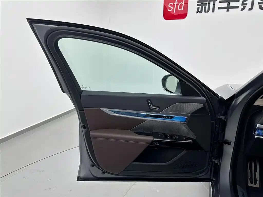 BMW I7