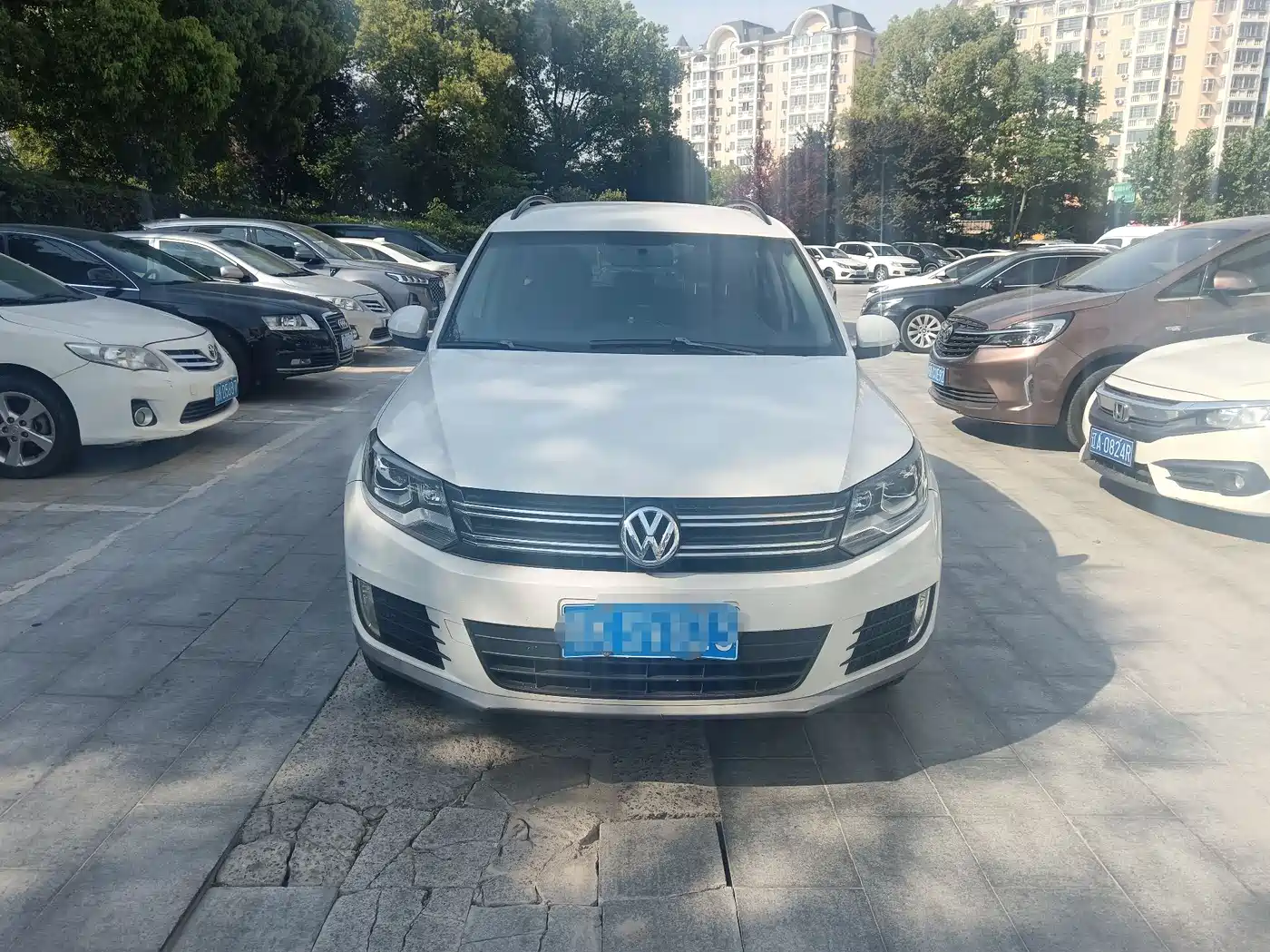 VOLKSWAGEN TIGUAN