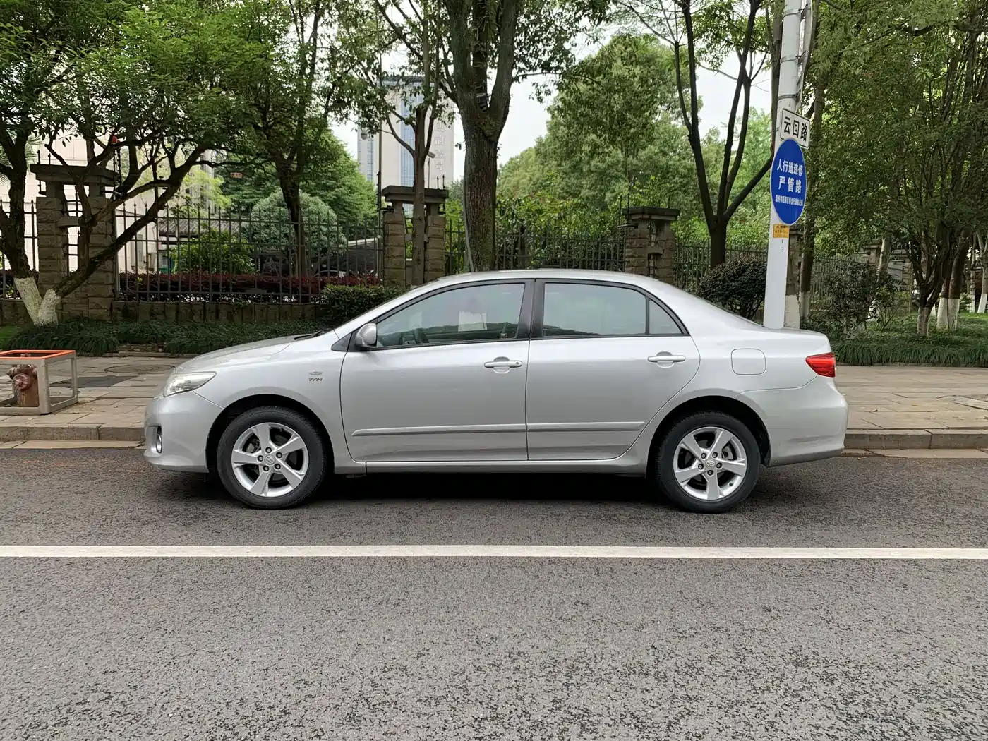 Toyota Corolla 2011 Model 1.8L CVT GLX-i фото 4