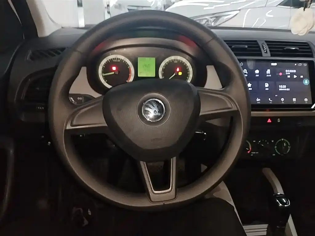 Škoda Fabia 2017 1.4L Auto Car Enjoy Edition фото 11