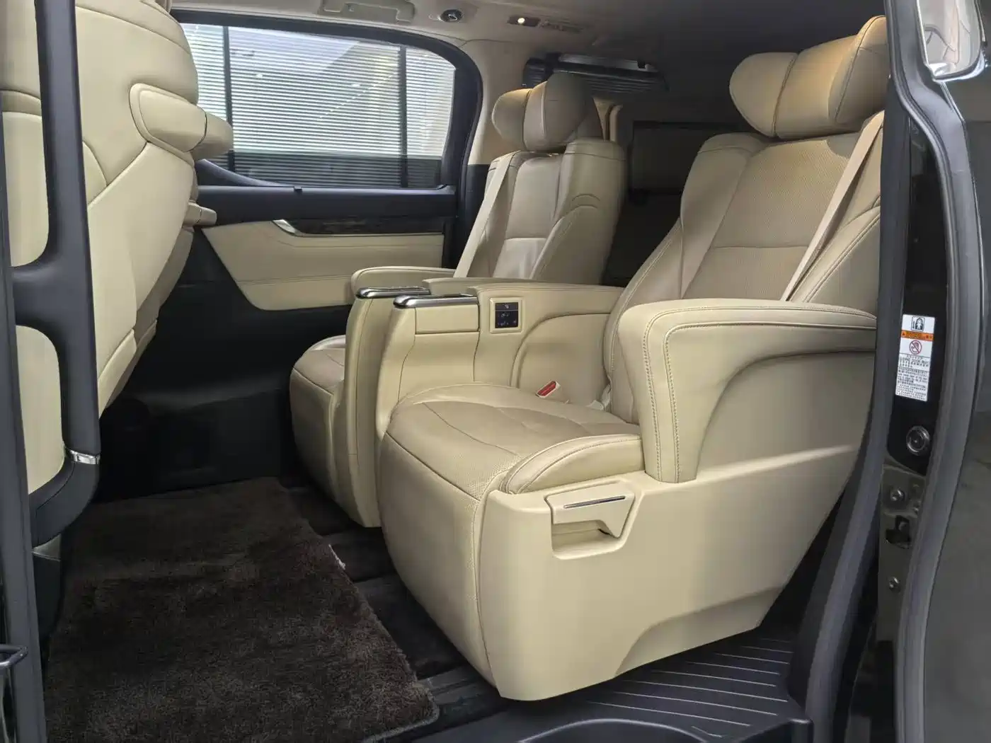 Toyota Alphard 2019 Hybrid 2.5L Luxury фото 18