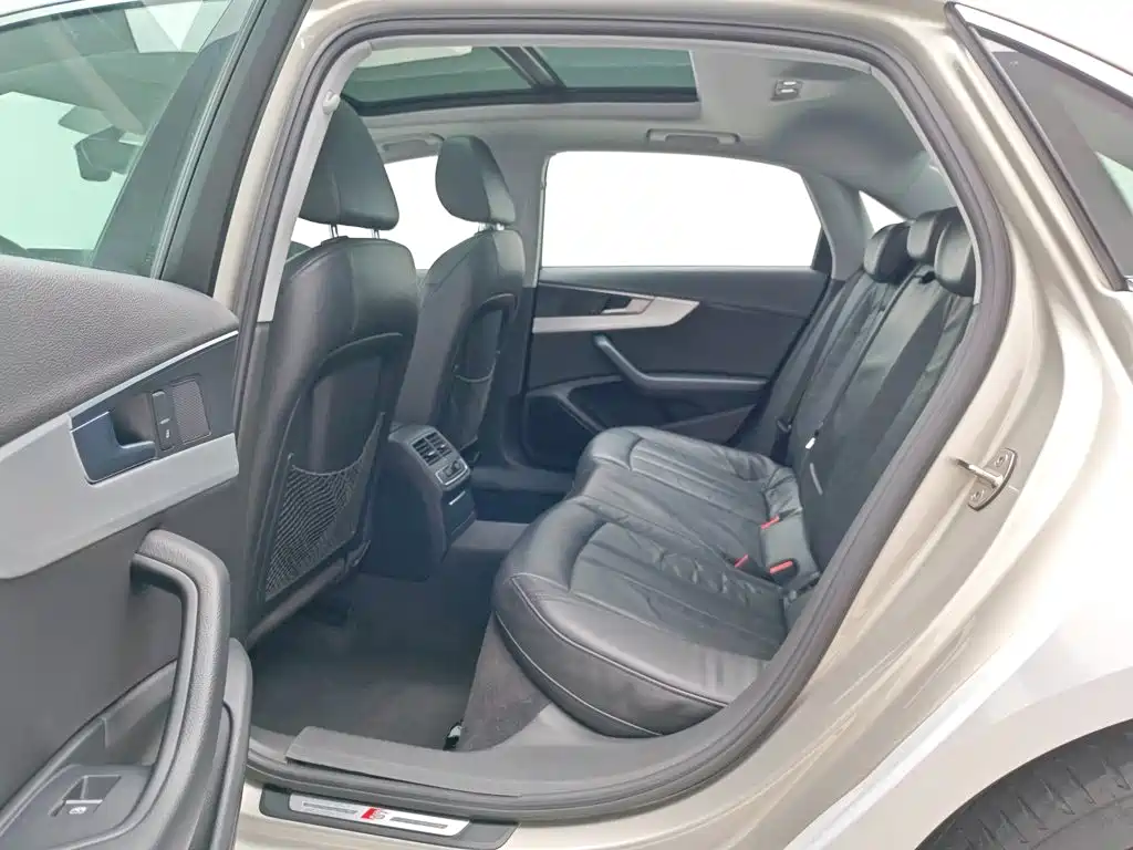 Фото 15 - Audi A4L