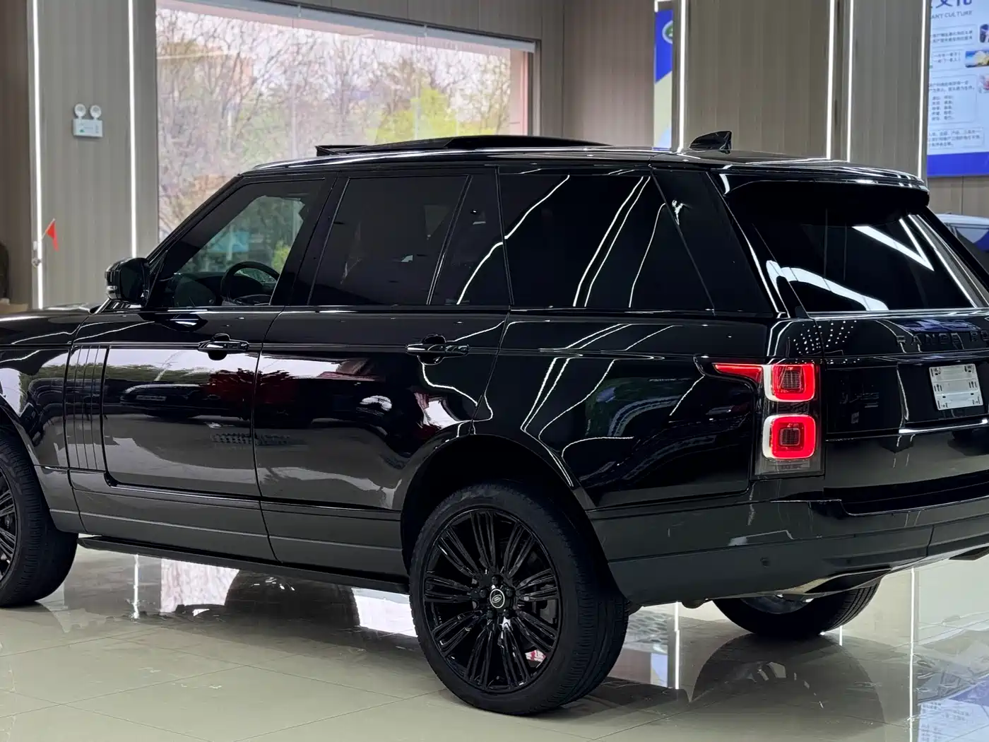 Land Rover Range Rover 2022 3.0 L6 360PS Heritage Edition фото 9