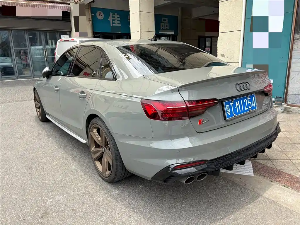 AUDI S4