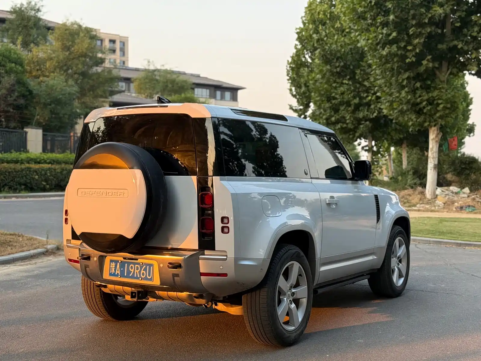 Photo 9 - Land Rover Defender