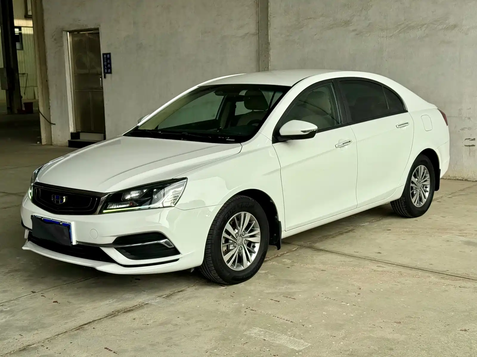 Фото 6 - Geely Emgrand