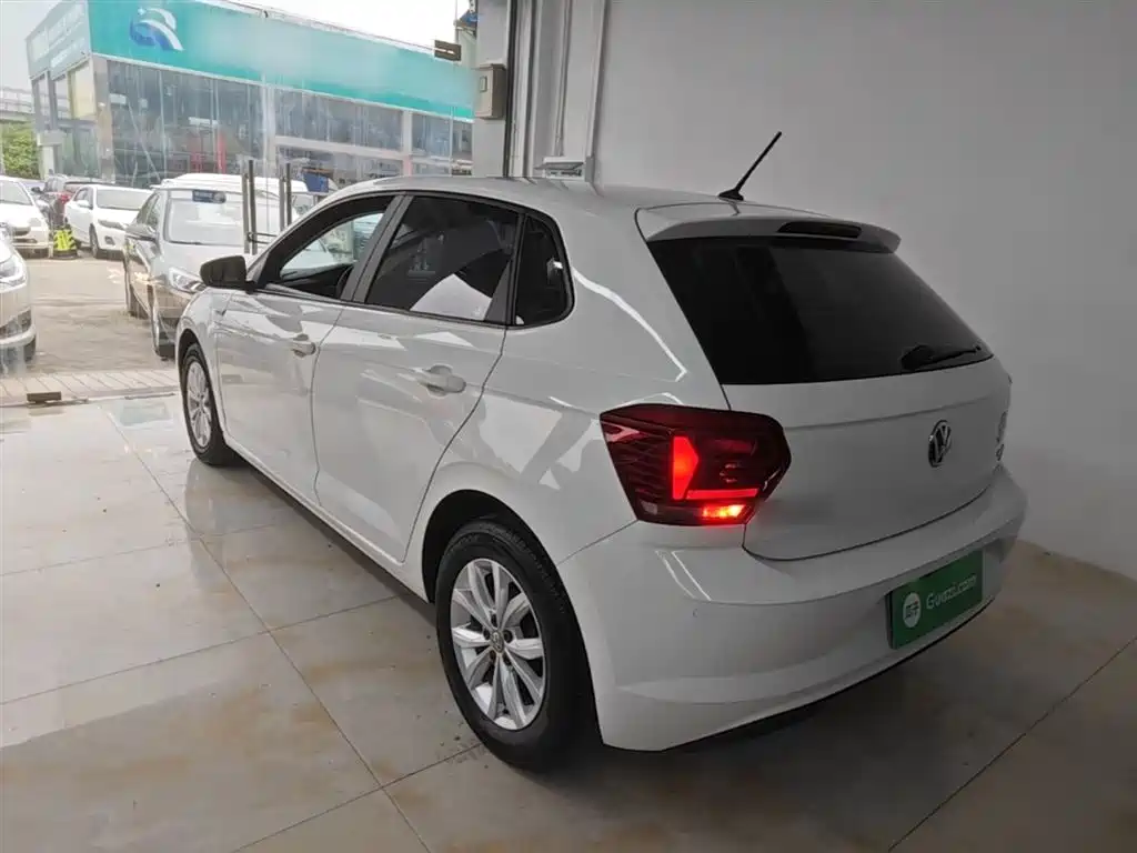 VOLKSWAGEN POLO
