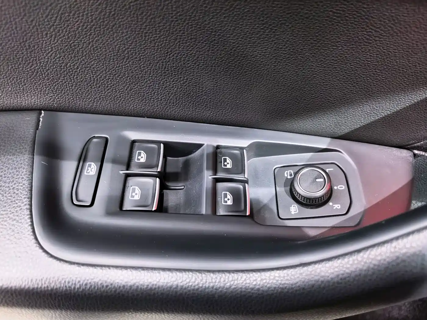 Volkswagen Magotan 2023 Model 2 Million Commemorative Edition 330TSI DSG Luxury фото 10