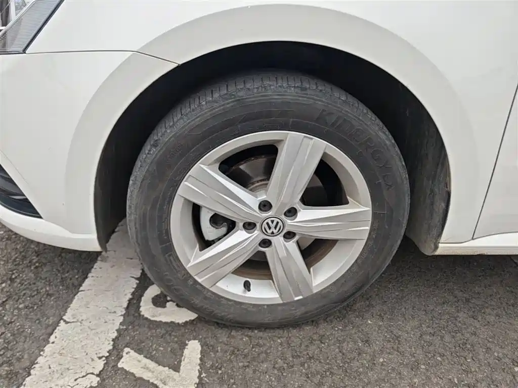 Volkswagen Lavida 2017 1.6L Manual Trend Edition фото 23