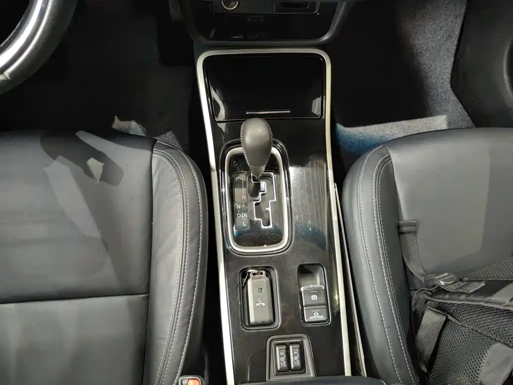 Photo 10 - Mitsubishi Outlander