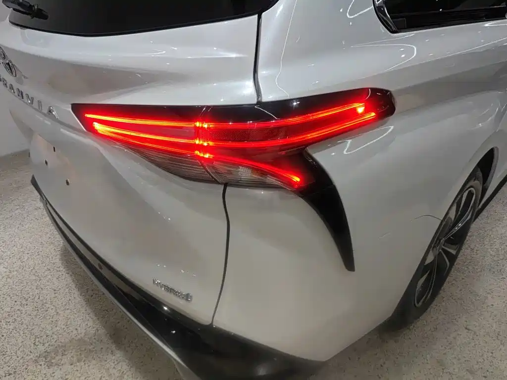 Фото 8 - Toyota Granvia