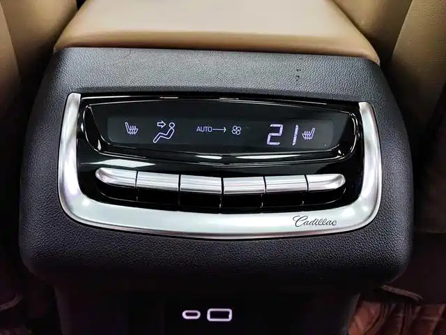 Фото 14 - Cadillac XT6