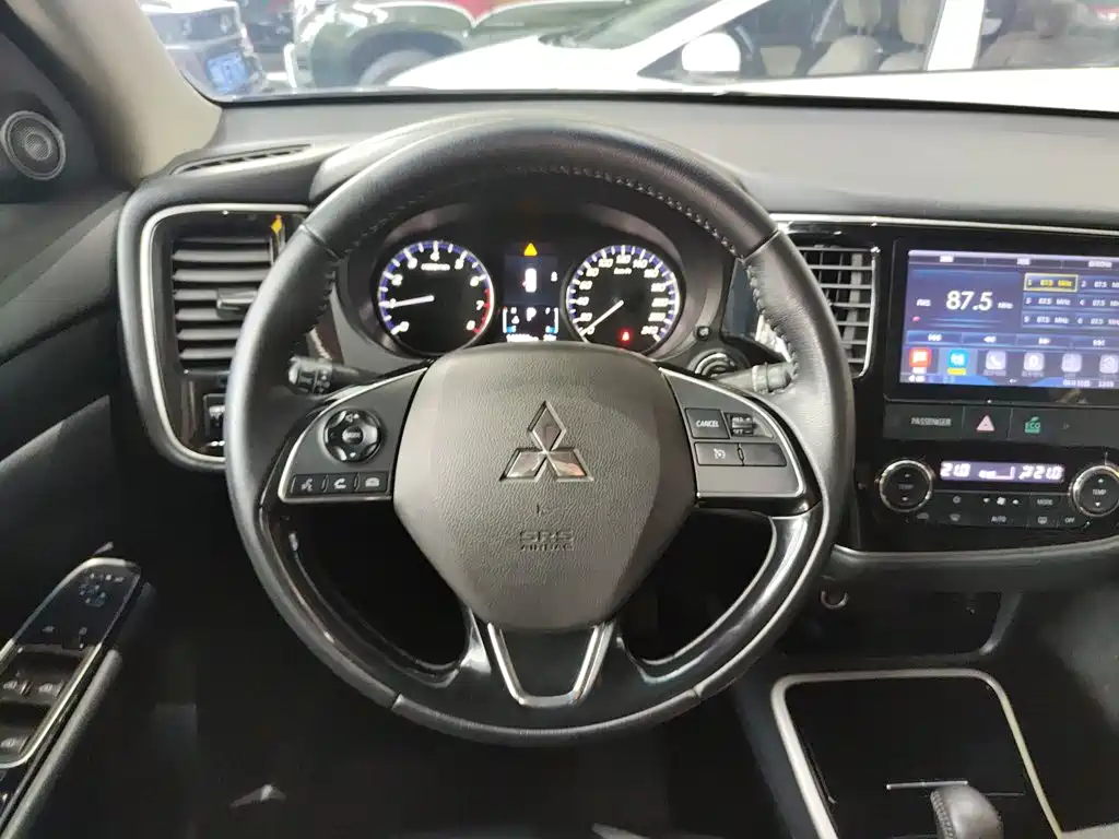 Photo 7 - Mitsubishi Outlander