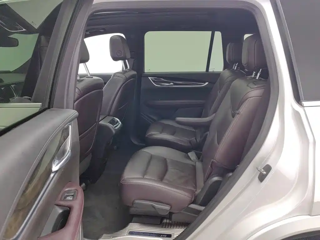 Фото 15 - Cadillac XT6