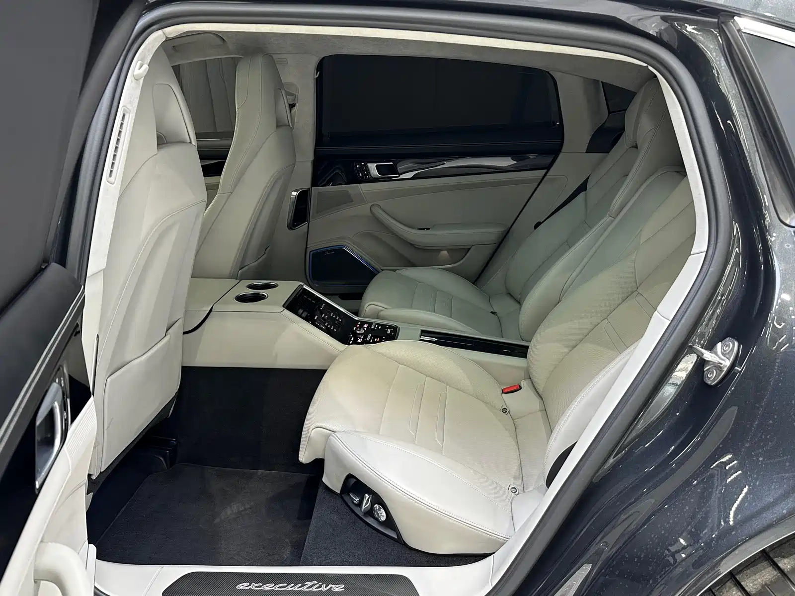 صورة 15 - Porsche Panamera