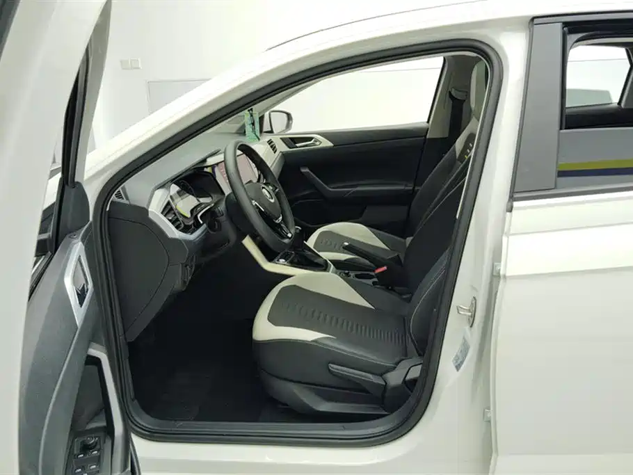 Volkswagen Polo 2021 Plus 1.5L Automatic Colorful Tech Edition фото 9