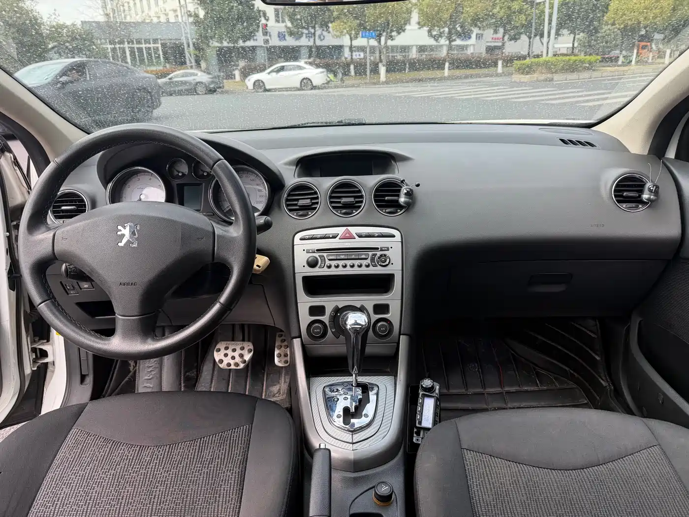 Peugeot 408 2012 2.0L Roland Garros Edition фото 11