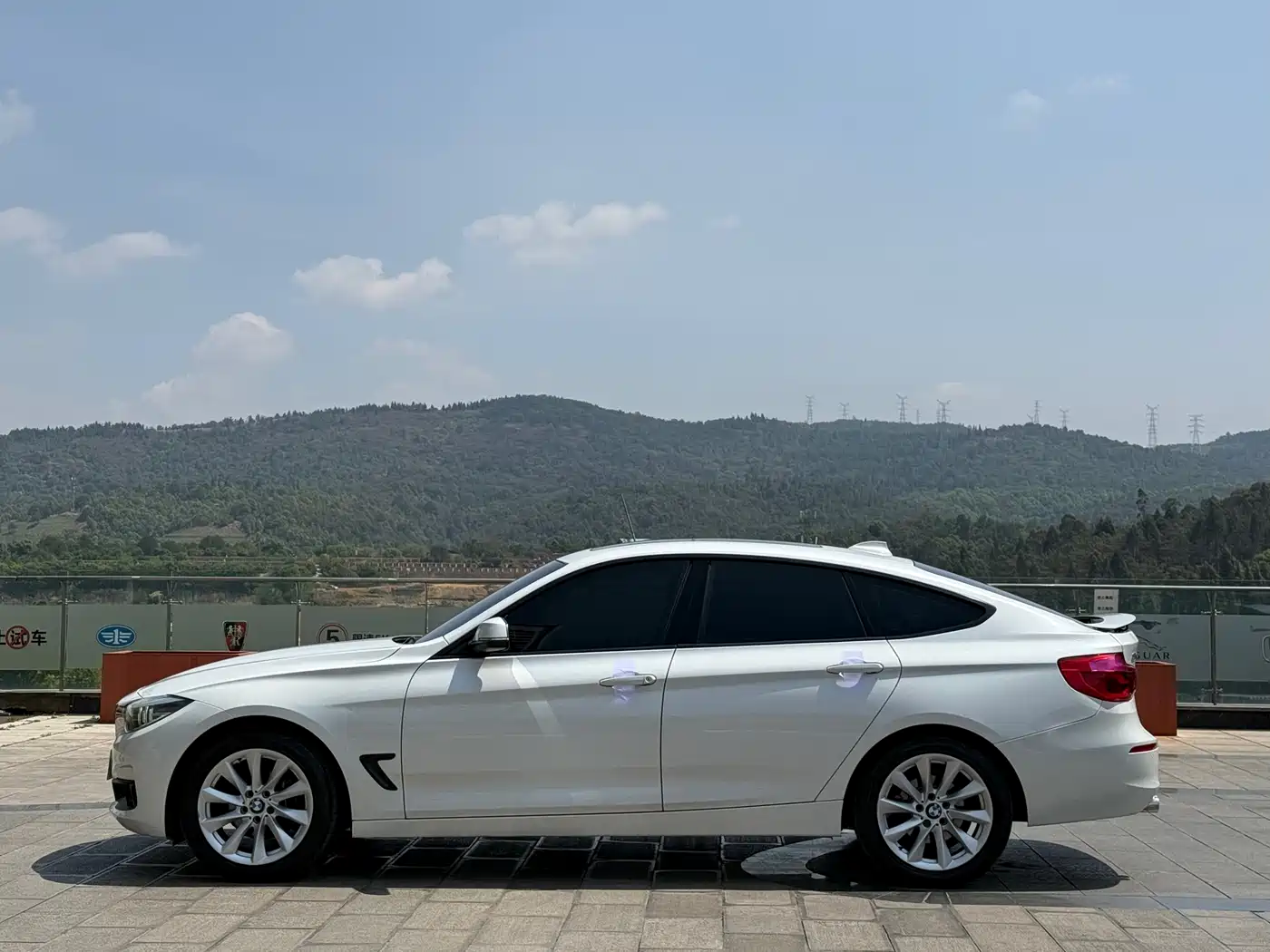 BMW 3 Series GT 2017 320i Fashion фото 10