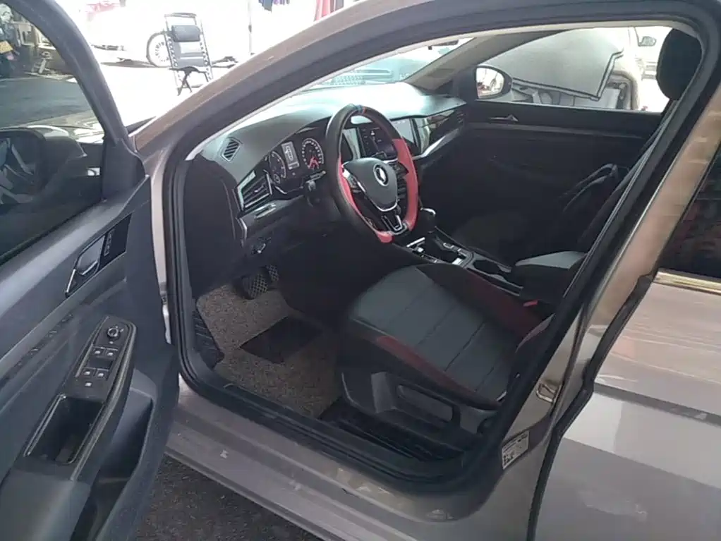 VOLKSWAGEN BORA