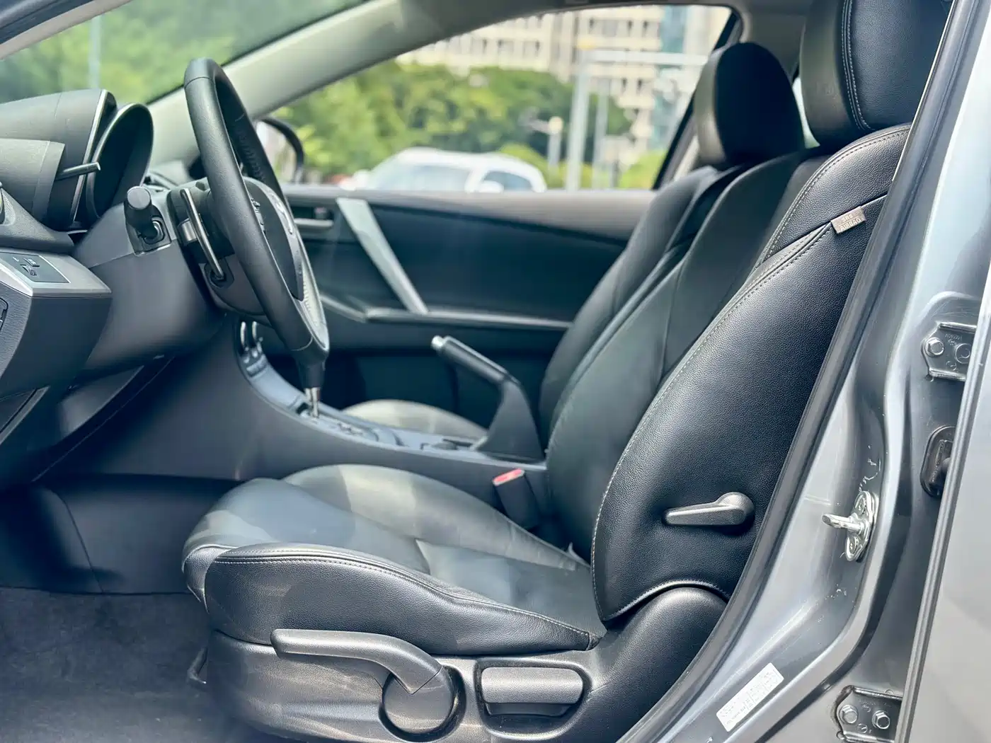 Mazda Mazda3 Axela 2013 2011 Sedan 2.0L Automatic Luxury