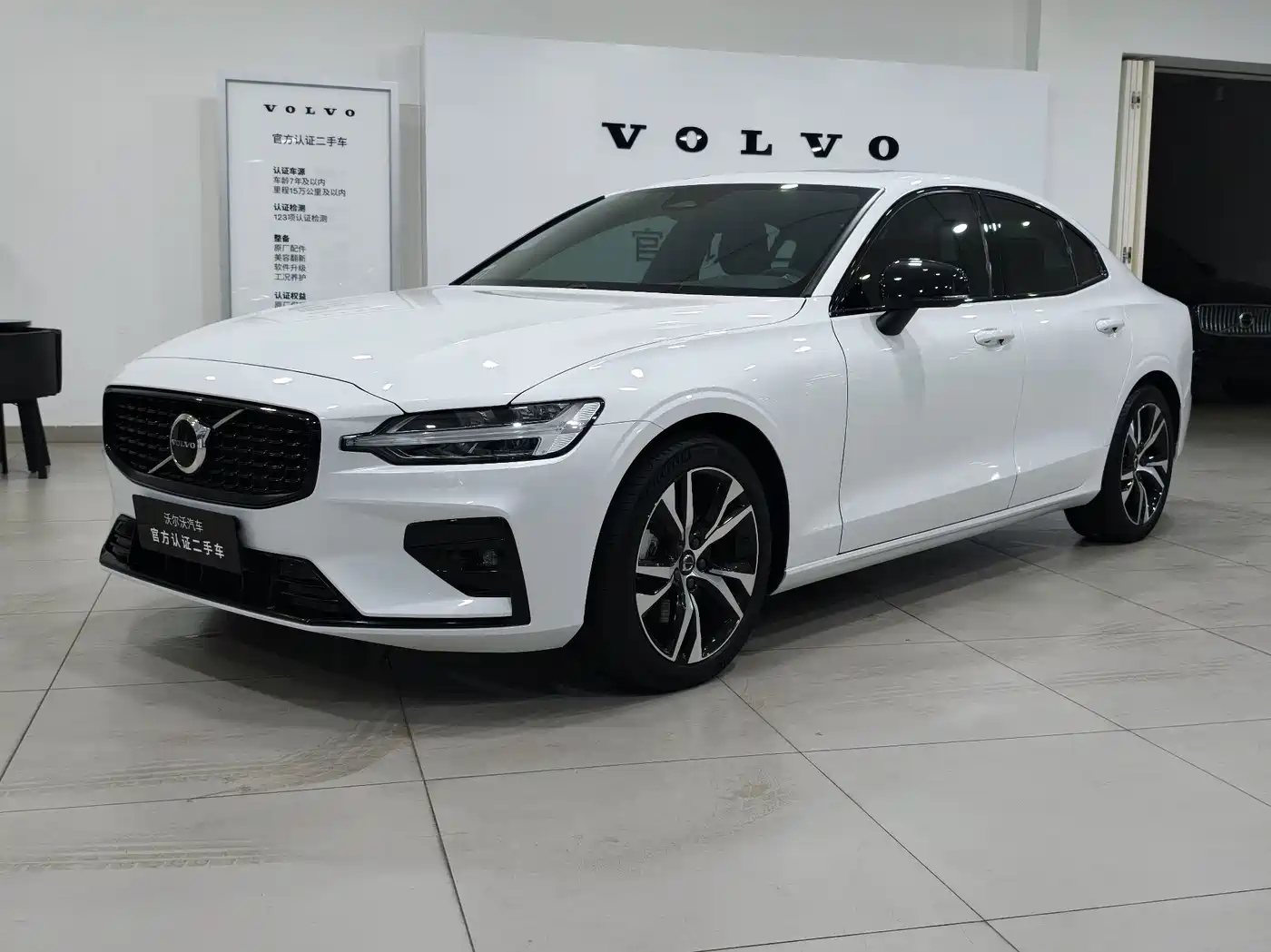 Volvo S60 2024 B5 R-Design Sport Edition