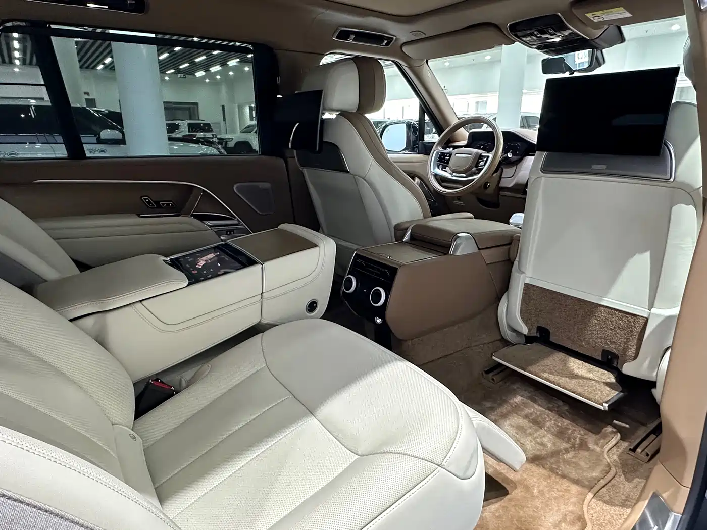 Land Rover Range Rover 2024 3.0 L6 400PS SV Honor Genesis Extended фото 20