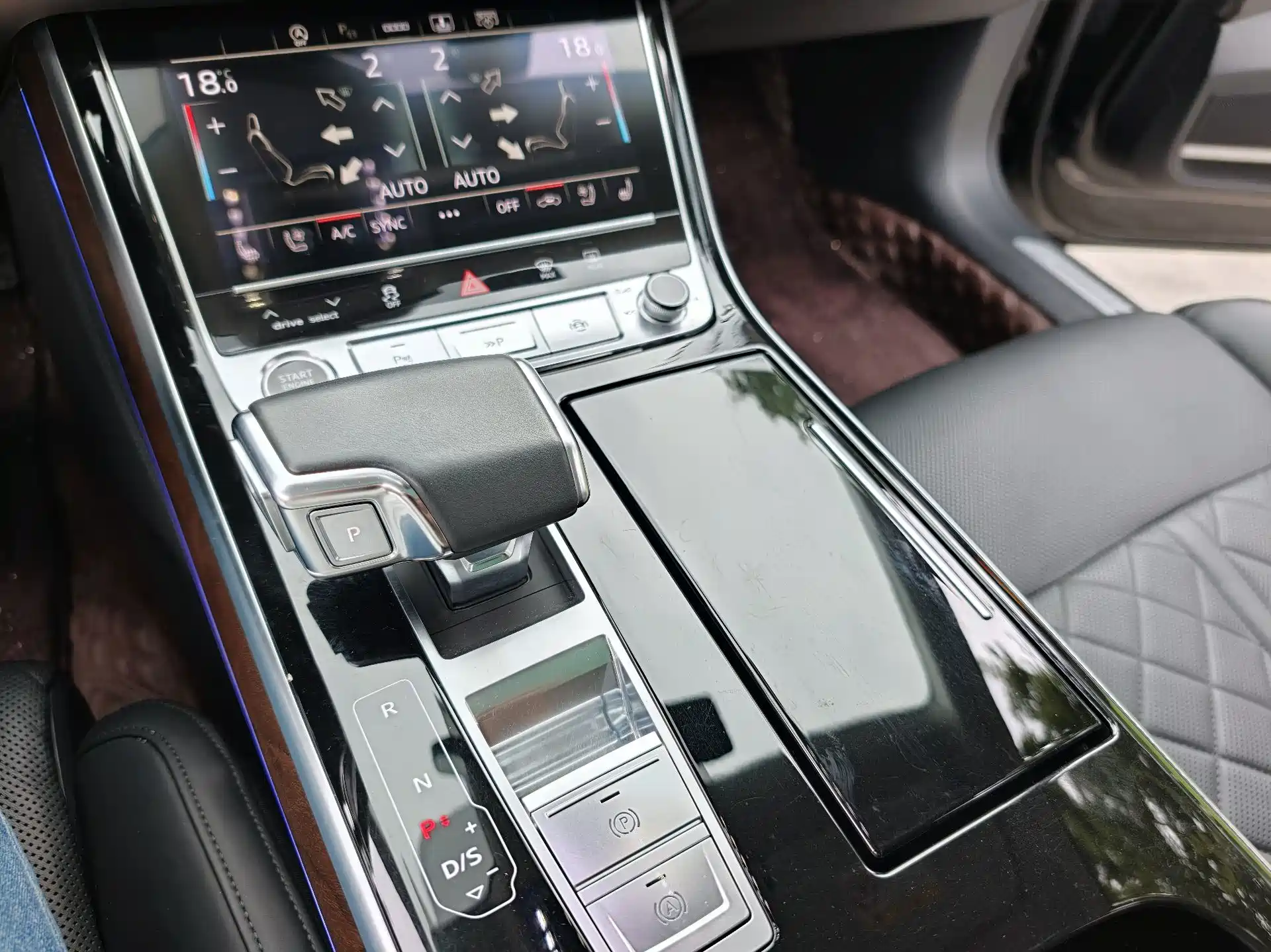 Фото 15 - Audi A8