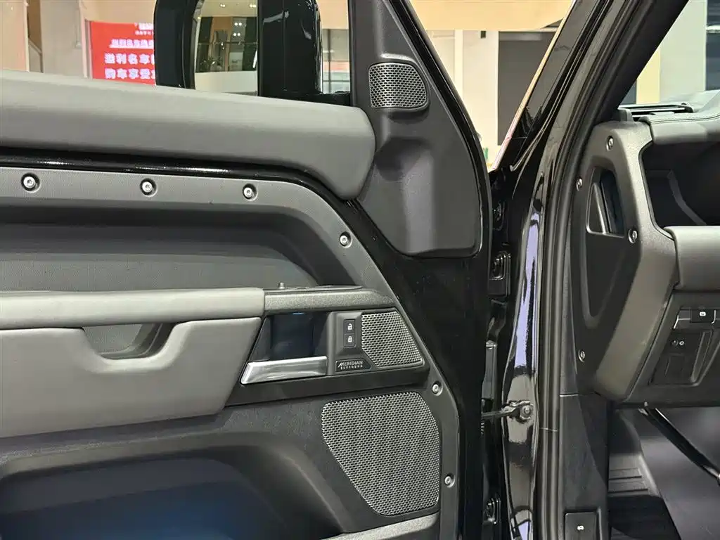 Land Rover Defender 2024 110 5.0T V8 фото 8