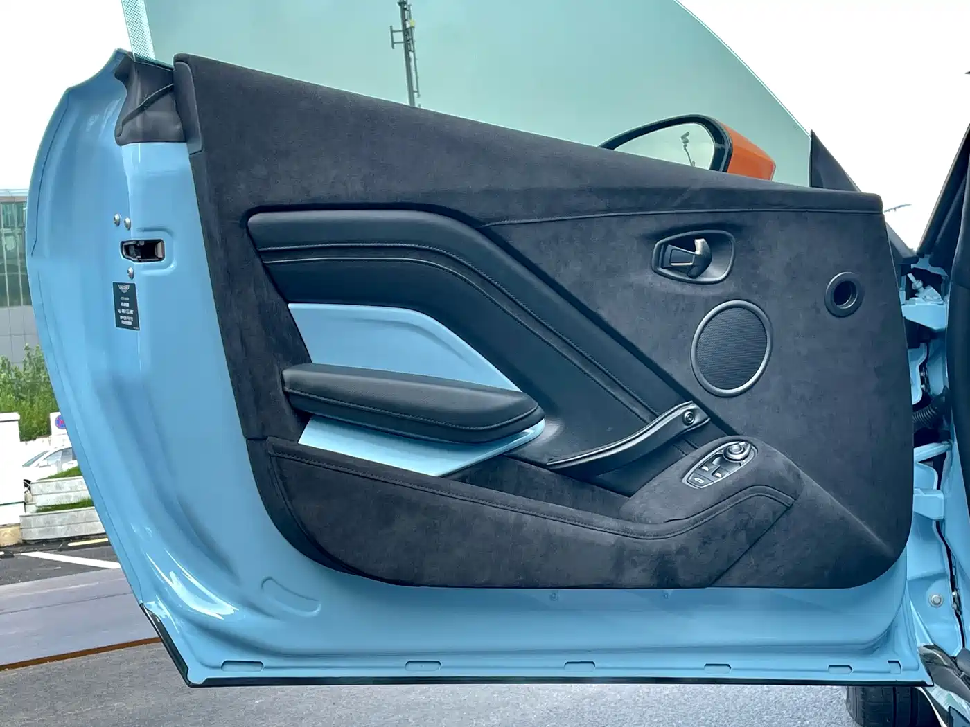 ASTON MARTIN V8 VANTAGE