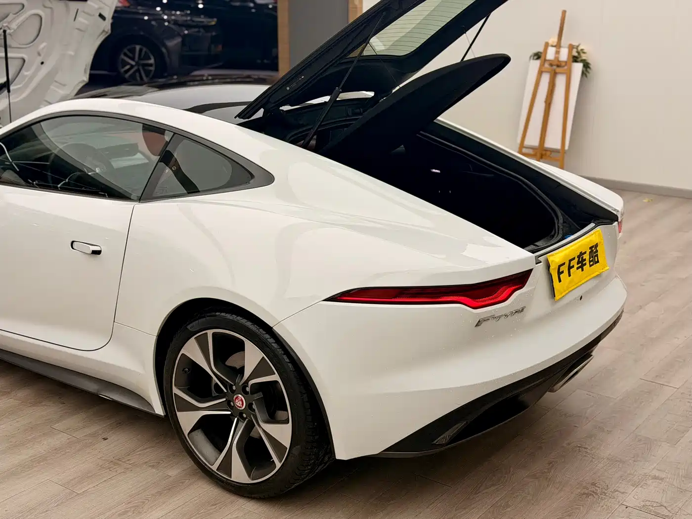 Jaguar F-TYPE 2022 P300 Hardtop R-DYNAMIC BLACK фото 4
