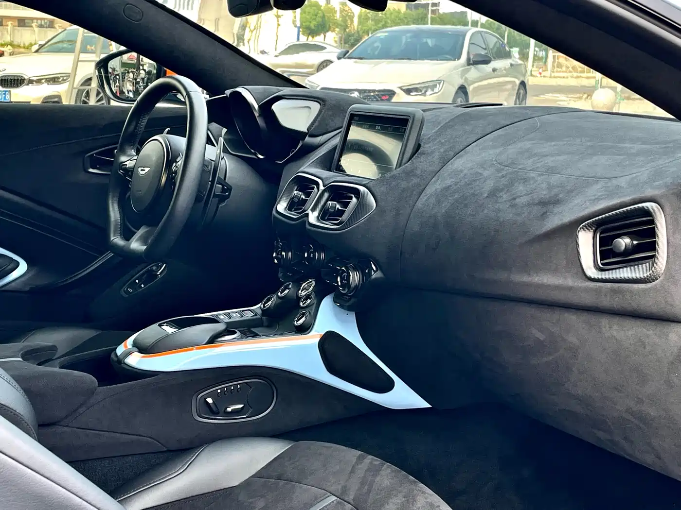 ASTON MARTIN V8 VANTAGE