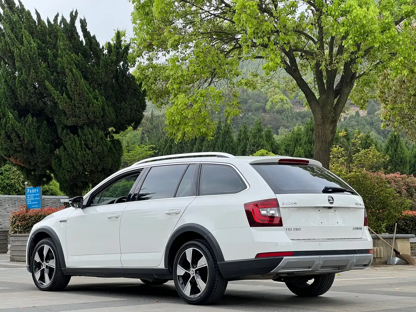 Škoda Octavia 2018 Model Wagon TSI280 DSG Luxury Edition фото 15