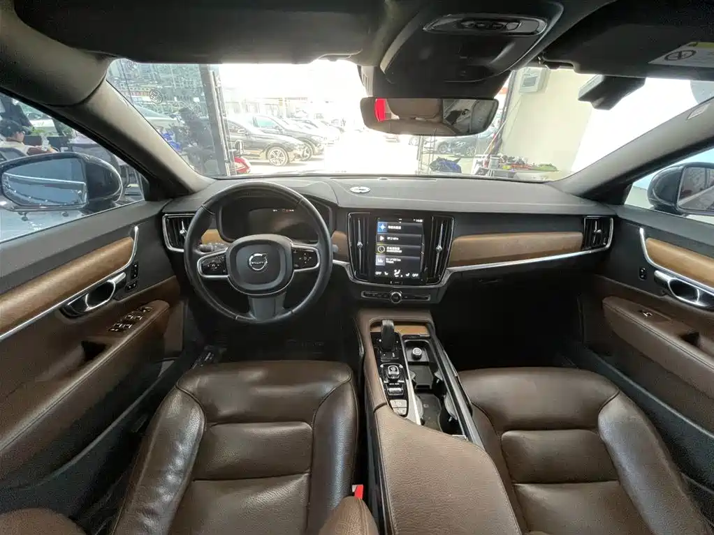 VOLVO S90
