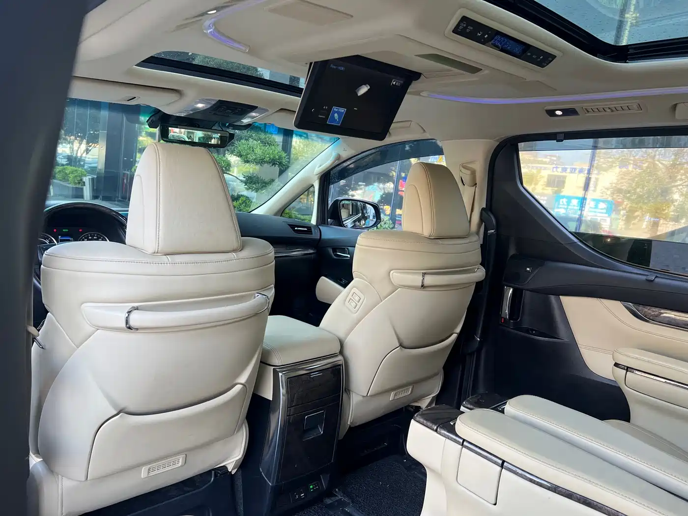 Toyota Vellfire 2019 Hybrid 2.5L HV Premium Edition фото 6
