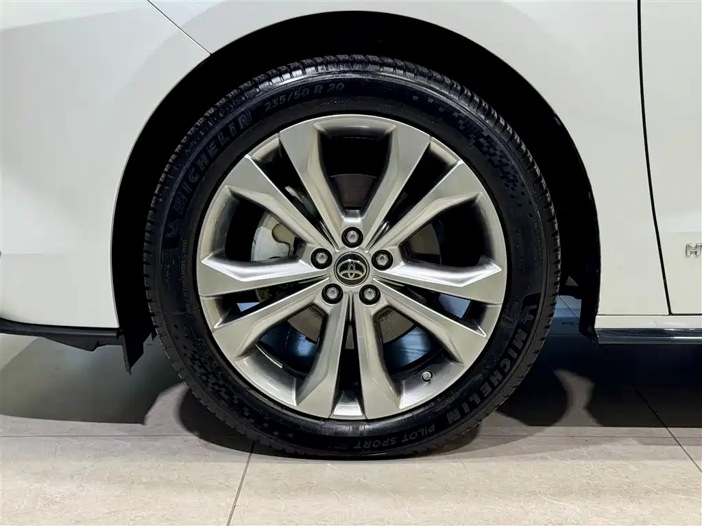 Toyota Sienna 2023 2.5L Hybrid Platinum Edition фото 10