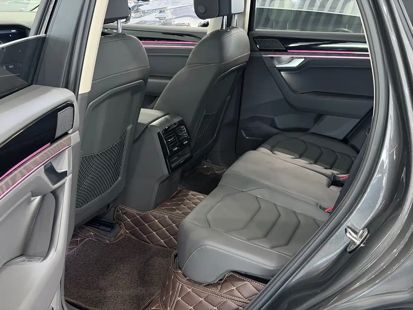 Volkswagen Touareg 2023 3.0TSI R-Line Classic Sports Package фото 8