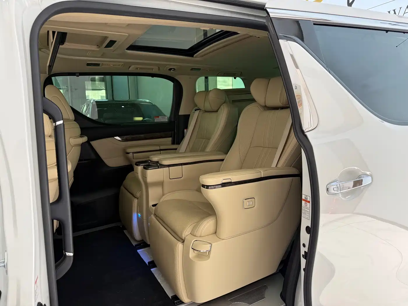 Toyota Vellfire 2020 Twin Engine 2.5L HV Premium Edition фото 8