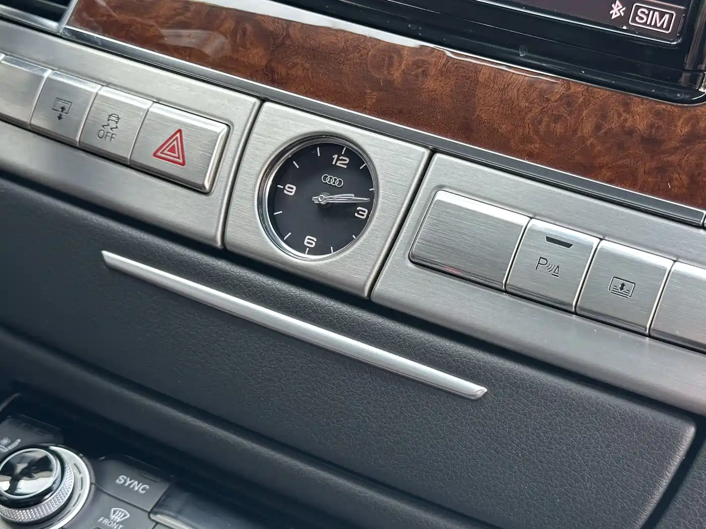 Audi A8 2011 A8L 3.0 TFSI quattro Luxury (213kW) фото 16