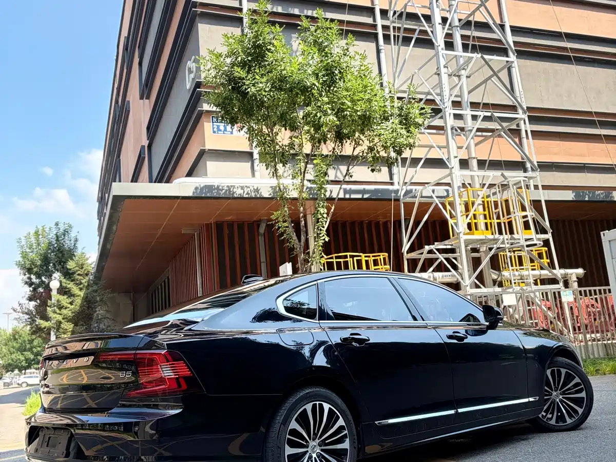 Photo 8 - Volvo S90