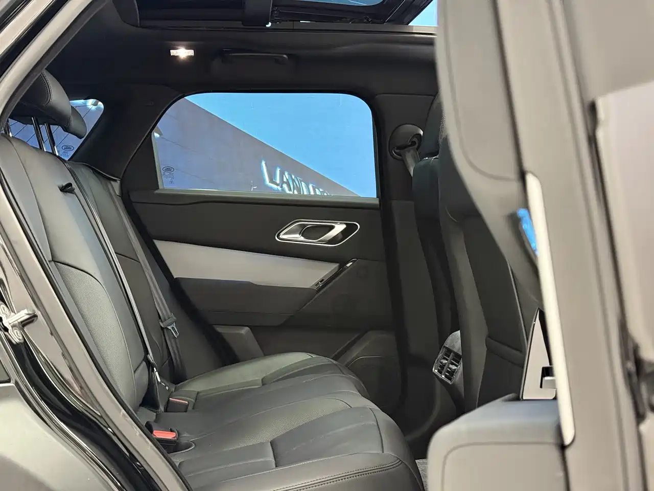 Land Rover Range Rover Velar 2025 S фото 12