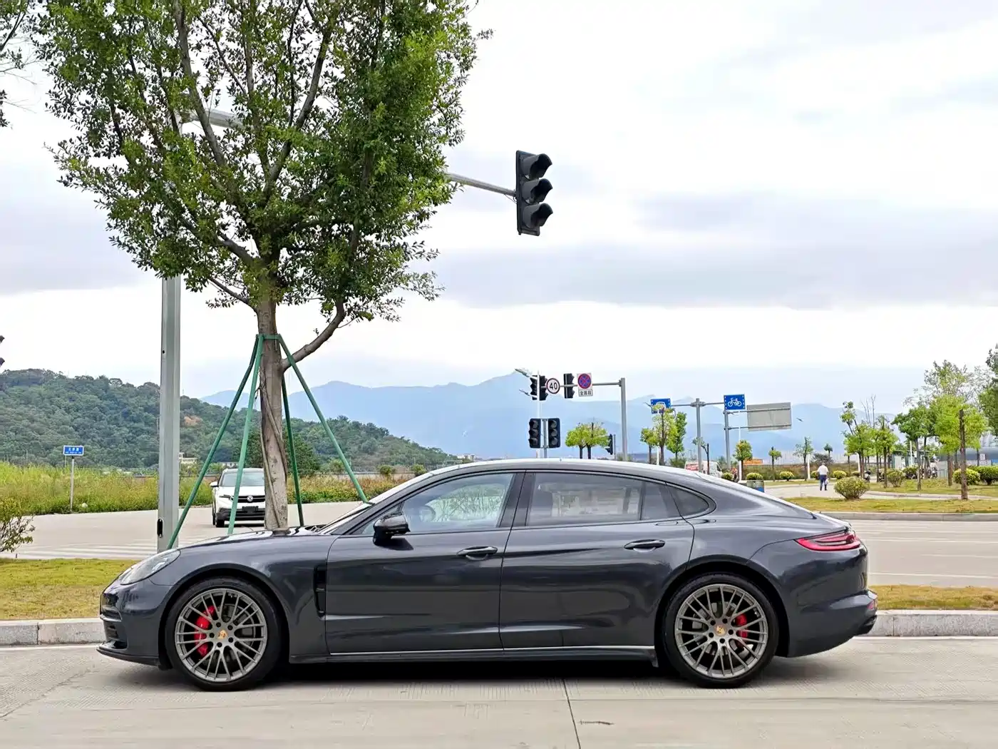 Porsche Panamera 2017 Panamera 4 Executive Long Wheelbase 3.0T фото 3