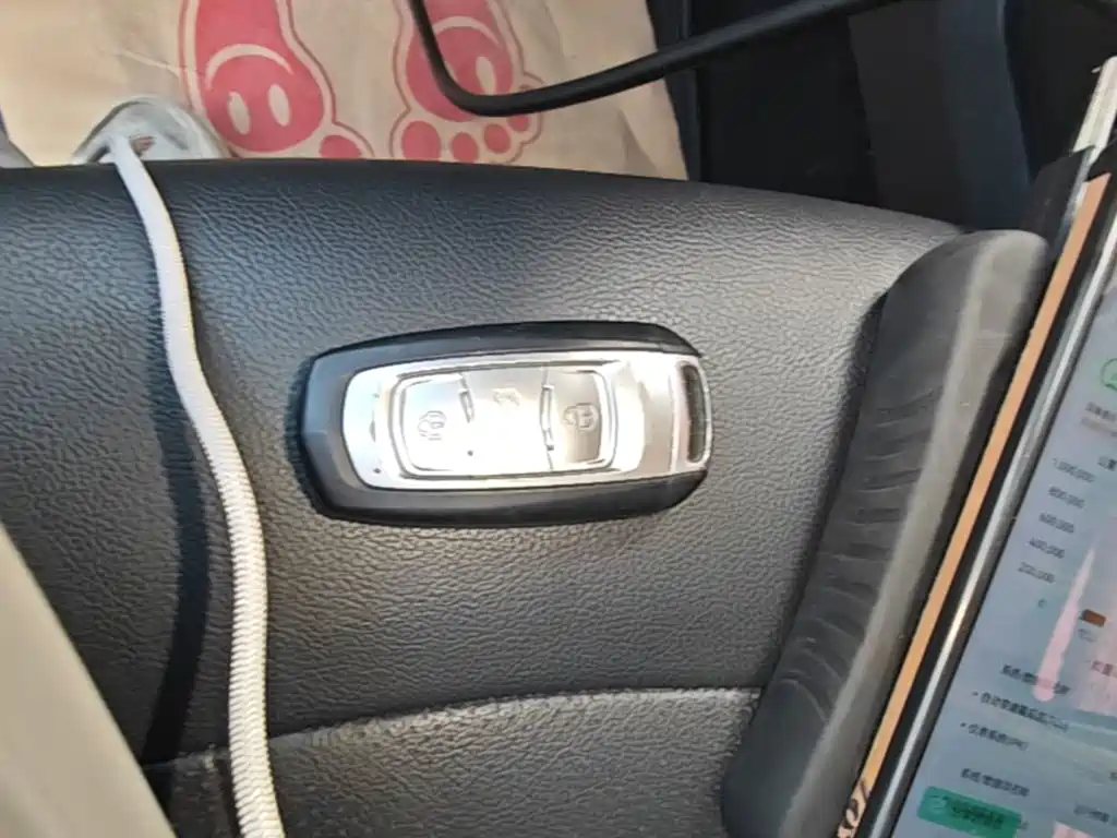 Фото 9 - Geely Vision X3