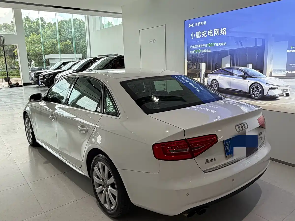 Фото 5 - Audi A4L