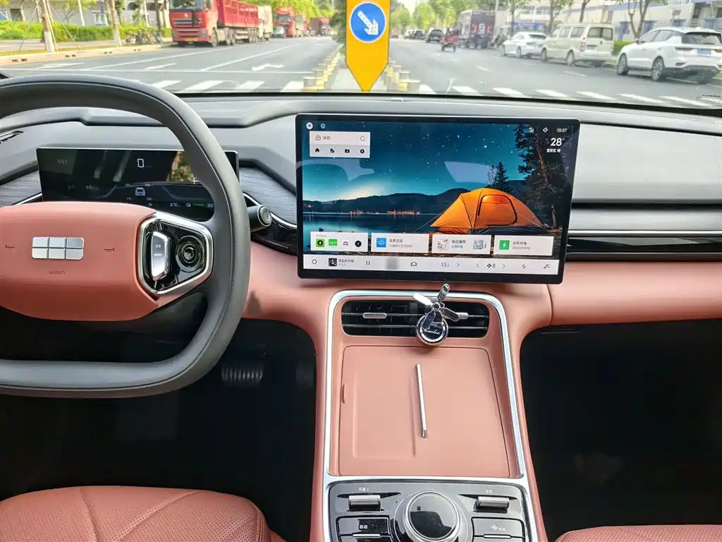Geely Galaxy Galaxy L6 2025 EM-i 140km Voyage Edition фото 15