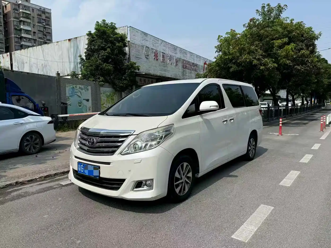 Фото 1 - Toyota Alphard